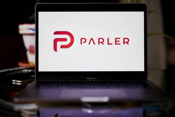 Parler, la red social de seguidores de Trump, demanda a Amazon por suspenderla de su sitio