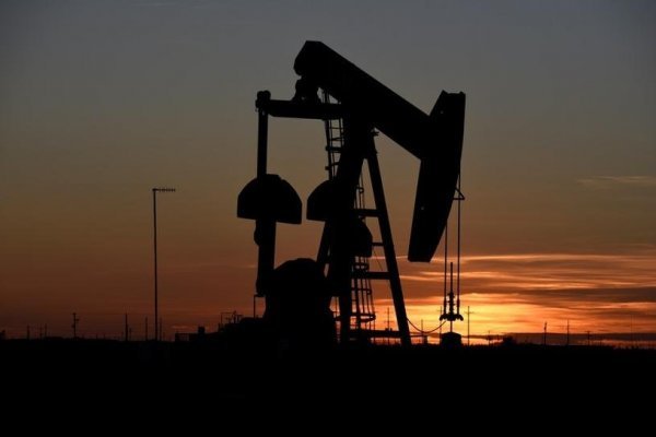 Petróleo alcanza máximo de 11 meses por expectativas de una menor oferta
