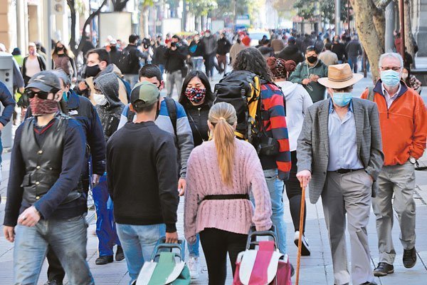 Salud mental de los chilenos mejoró en noviembre por mayor actividad económica y relajo de las cuarentenas