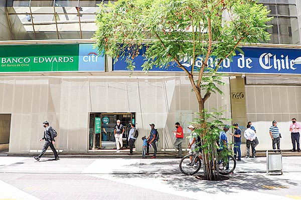 Las negociaciones de los sindicatos de Banco de Chile para mejorar el plan de salida de los trabajadores despedidos