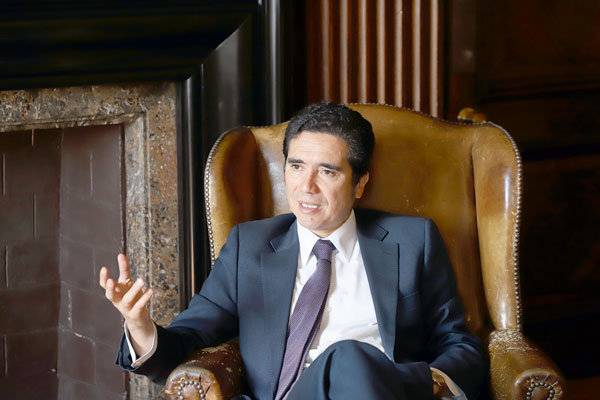 Briones mira a La Moneda en época de crisis