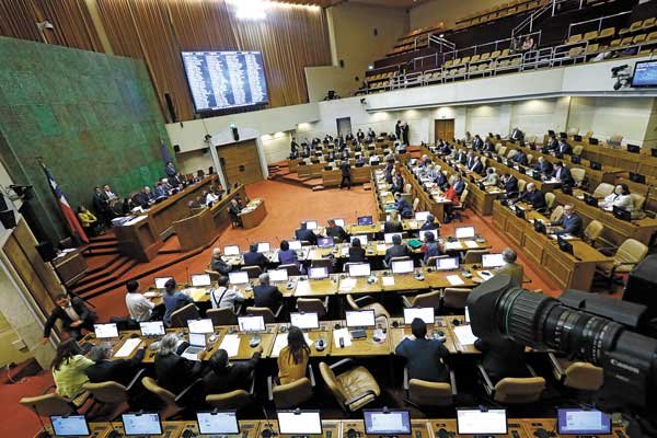 Parlamentarios abordan el impacto en las reformas en trámite por una eventual salida de Briones del gabinete