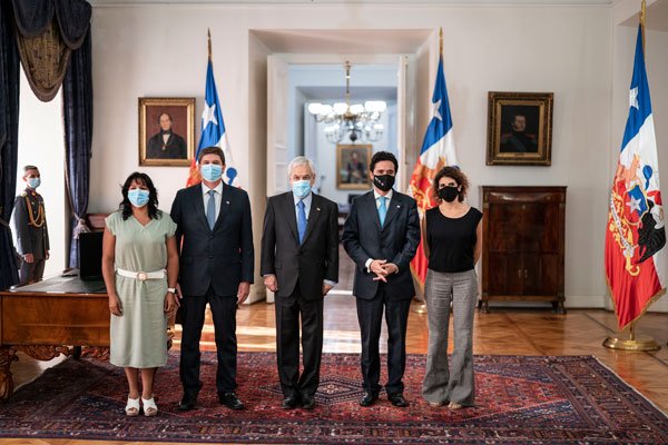 Luego de la ceremonia de cambio de gabinete, Briones y Cerda se tomaron una fotografía con sus esposas junto al Presidente Piñera.
