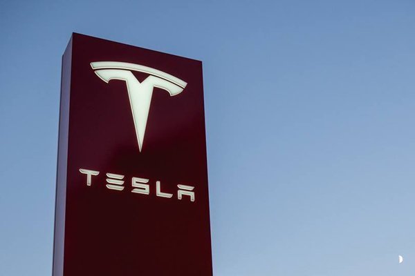 Ganancias de Tesla decepcionan, pero ingresos superan las expectativas con ventas récord