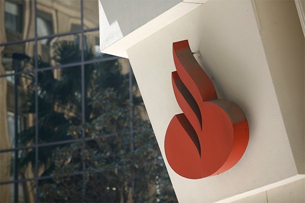 <p>Banco Santander Chile redujo en más de 500 personas su dotación durante 2020</p>