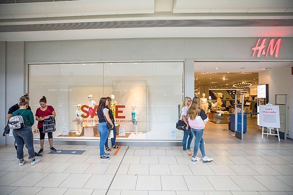 H&M sigue en modo crisis: ventas se desploman por cuarentenas y descuentos