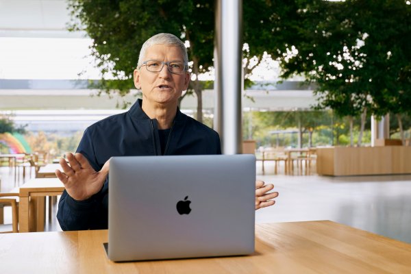 Batalla de gigantes: Tim Cook de Apple critica prácticas de redes sociales e intensifica conflicto con Facebook