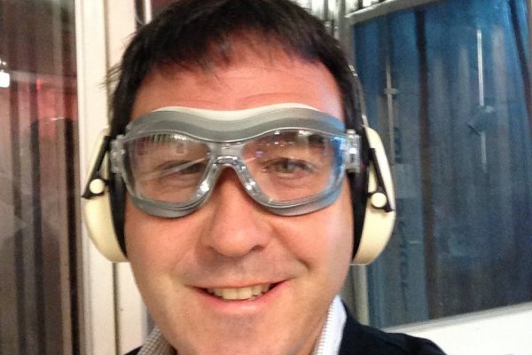 La “explosiva” energía de Juan Pablo Swett en su emprendimiento eléctrico
