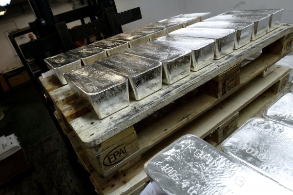 La plata se desploma tras tocar máximos de ocho años cuando los pequeños inversionistas la pusieron en su lista de favoritas