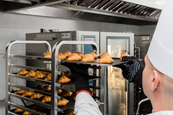 Enfrían rápidamente los alimentos una vez cocinados para darles mayor tiempo de preservación.