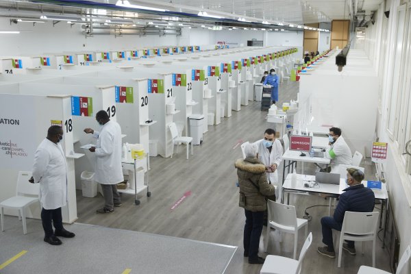 Aseguradora cifró el costo que tiene para la Unión Europea el retraso de cinco semanas que tiene en la vacunación