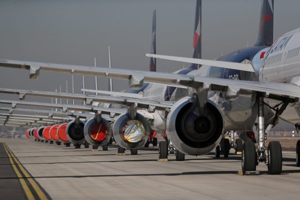 Gremio mundial de aerolíneas estima que el tráfico aéreo en 2021 será la mitad del movilizado en 2019