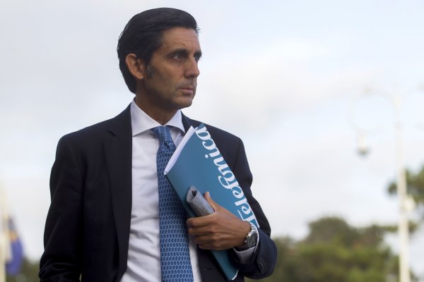 Los desafíos que enfrenta el presidente de Telefónica tras la exitosa venta de sus torres
