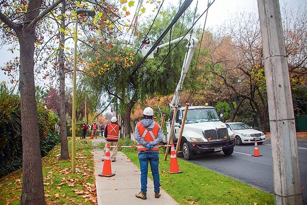 SEC formula cargos a CGE y Enel por prolongados cortes de luz en la zona centro-sur del país durante fin de semana