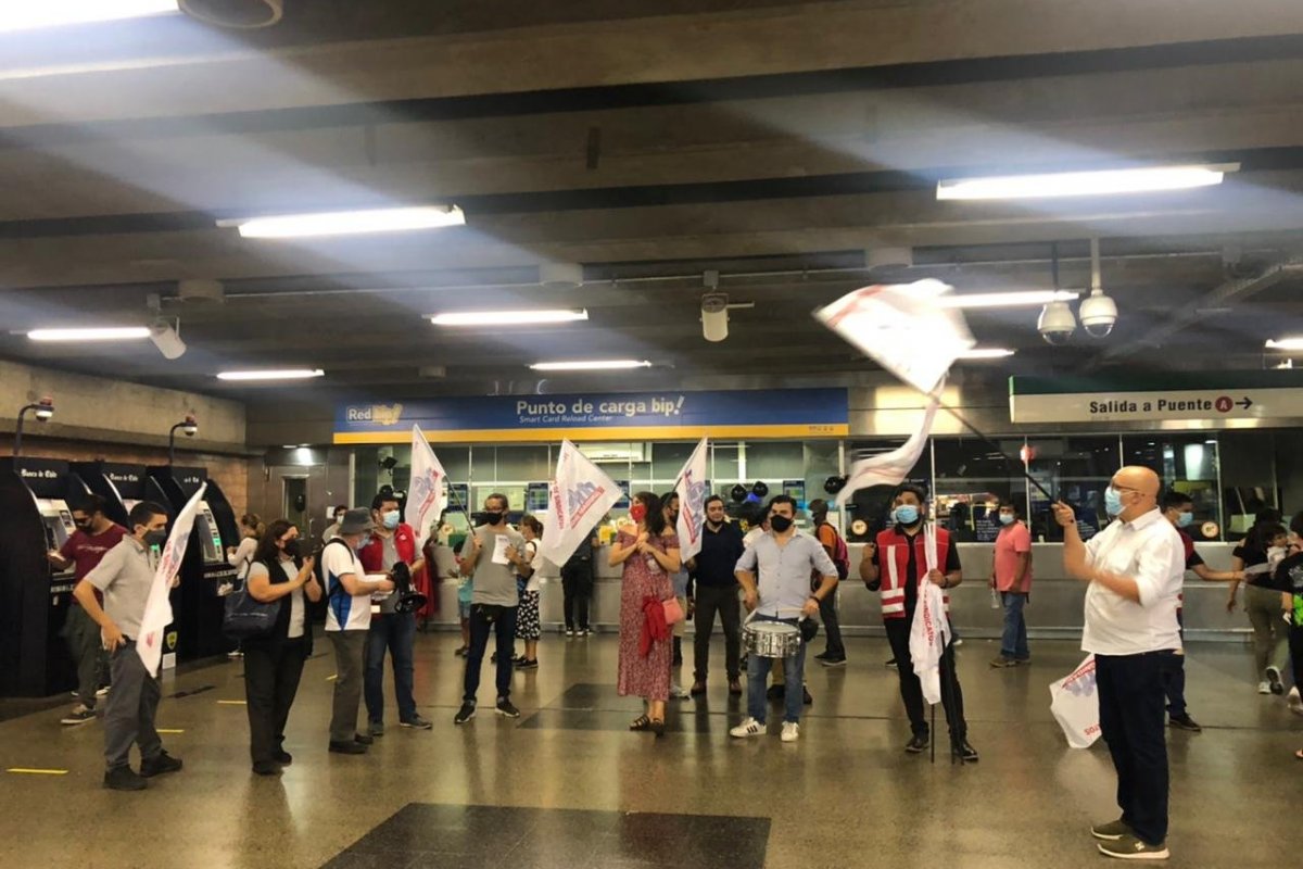 <p>Sindicatos manifestaron en algunas de las estaciones de la red.</p>