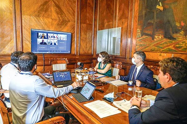 El ministro Cerda junto a su equipo dialogaron vía telemática con los representantes de la OCDE que expusieron el estudio sobre la economía nacional.