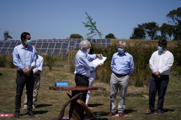 El Presidente Sebastián Piñera promulgó la nueva ley acompañado de autoridades como el ministro de Minería y Energía, Juan Carlos Jobet.