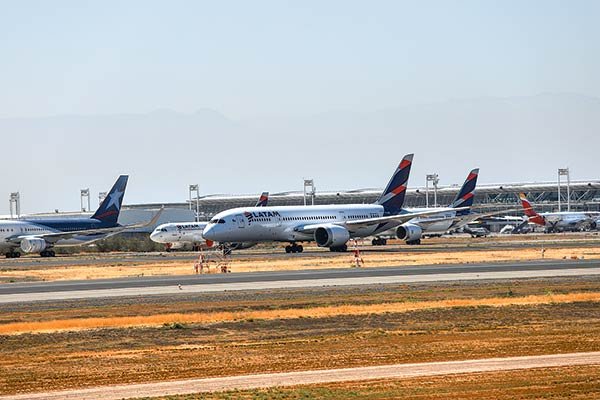 Nuevas restricciones afectan proyecciones de Latam: operación baja a un tercio del nivel de hace un año
