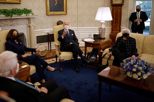 Biden se reúne con CEO de JPMorgan, Walmart y Gap en busca de apoyo a plan de estímulo