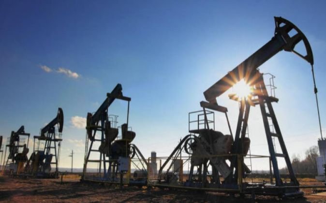 <p>Petróleo busca su novena alza consecutiva ante avances de las vacunas</p>