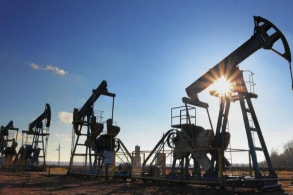 Petróleo busca su novena alza consecutiva ante avances de las vacunas
