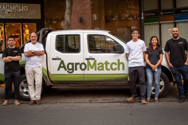 De izquierda a derecha: Jorge Moraga, Marco Vercellino, Fernando Martínez, Eliana Burgos, Francisco Astaburuaga, equipo de AgroMatch.