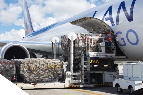 Crisis impacta a la filial de Acciona que opera en el aeropuerto de Santiago y despide a mil trabajadores