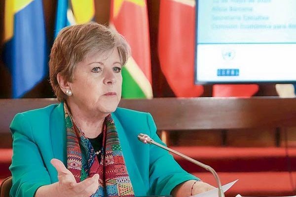 Alicia Bárcena, secretaria ejecutiva de la Cepal, sugirió pensar en planes fiscales para afrontar la pobreza entre las mujeres. Foto: Cepal