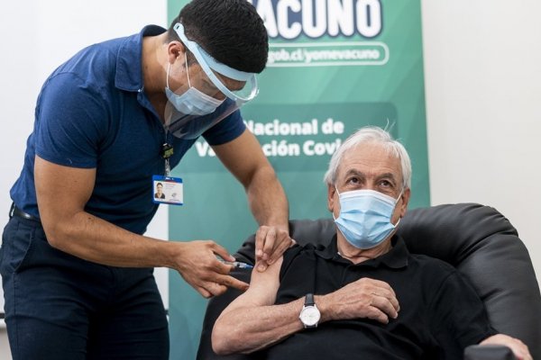 Presidente Piñera recibe vacuna y en Chile proceso ya supera 1,5 millón de personas