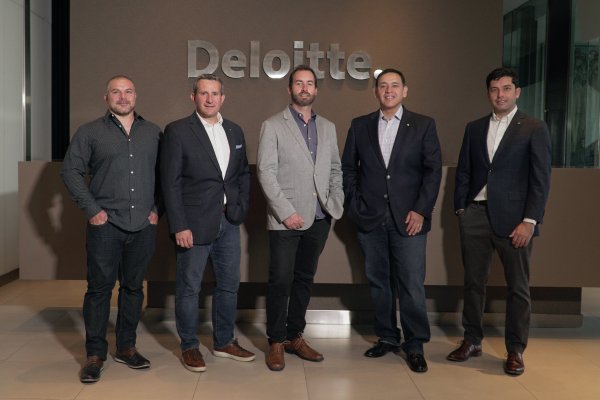 De izquierda a derecha: Pablo Traub, socio de Manutara Ventures; Pablo Herrera, socio de Deloitte encargado del servicio; Cristian Olea, managing partner de Manutara Ventures; Ricardo Briggs, managing partner de Deloitte; y Alex Rodríguez, socio de Deloitte.