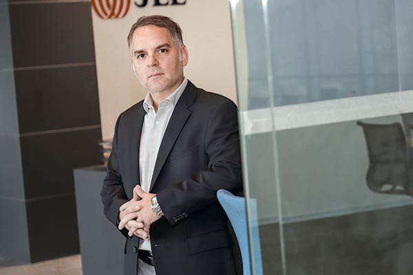 JLL y arriendo de oficinas en Chile: "Se espera que los valores se ajusten un poco más a la baja"