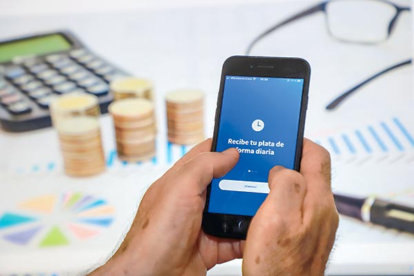 ¿Y si le empezaran a pagar su sueldo cada día? Empresas ahora tienen nuevas opciones