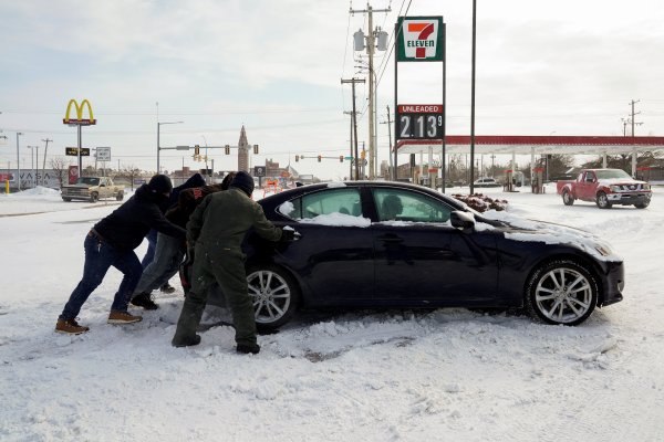 Tormenta invernal paraliza redes eléctricas en EEUU y dispara precios de la energía