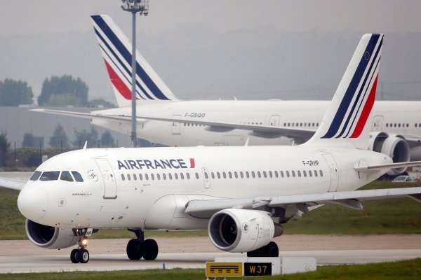 Air France-KLM registra cuantiosas pérdidas y adelanta un "difícil" inicio de año