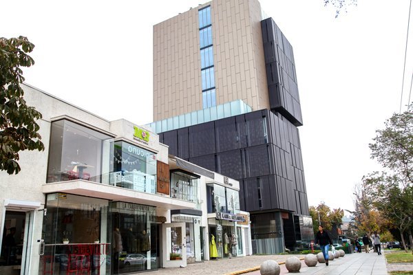 Escala conflicto por construcción del “Zoccalo de Vitacura" y concesionaria se defiende asegurando que “no es un mall”