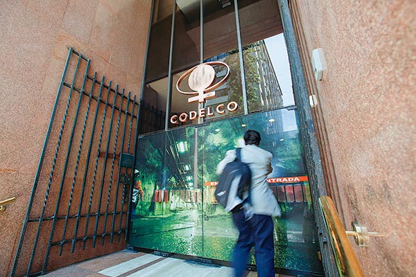 Codelco hace cambios en sus vicepresidencias y recluta a ejecutivo de Cencosud