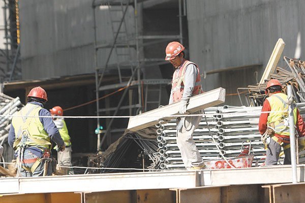 Madera llega a un precio nunca antes visto y constructores piden a Joe Biden que intervenga