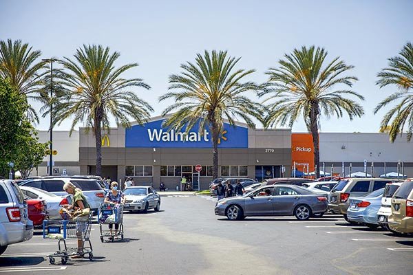 Ganancias de Walmart caen en cuarto trimestre y prevé baja de ventas en 2021