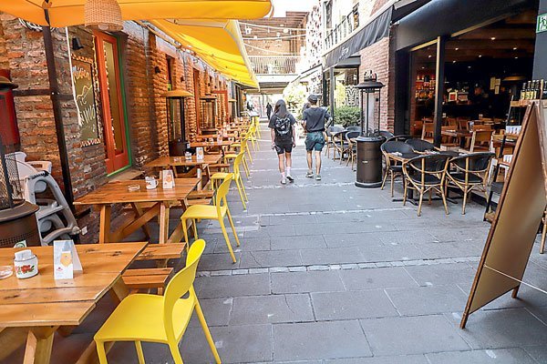 Restaurantes valoran nuevo toque de queda
