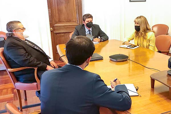 <p>El estudio de una renta básica universal fue uno de los temas que le propuso la senadora Rincón al ministro Cerda.</p>