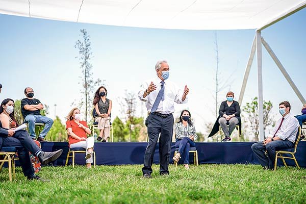 El Presidente realizó el anuncio en Cerrillos, hasta donde se trasladó junto al ministro Cerda y a la titular de Desarrollo Social, Karla Rubilar. Foto: Presidencia