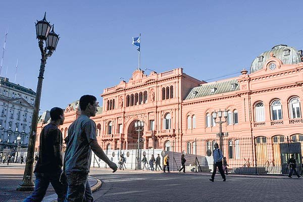 PIB de Argentina termina el año con una caída de dos dígitos