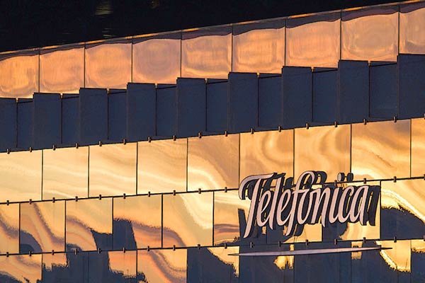 Telefónica reporta cómo le fue en Chile en el 2020 y destaca los efectos de la venta de la filial de fibra óptica
