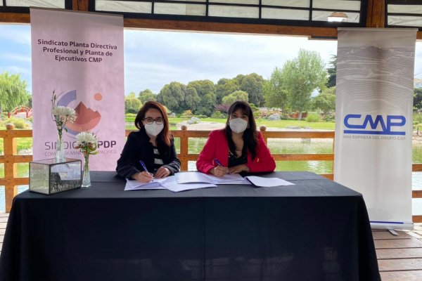 Carolina Lomuscio, gerente de personas de CMP y Juanita Carvajal, presidenta del sindicato PDP firmando el acuerdo