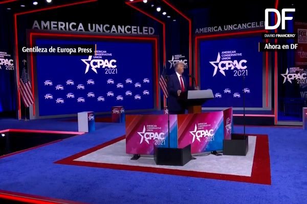 <p>Ahora en DF| Trump reaparece por primera vez en público luego de dejar la Casa Blanca</p>