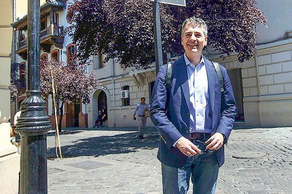 Andrés Velasco se alinea con propuesta de Piñera de aumentar la cotización con aporte estatal