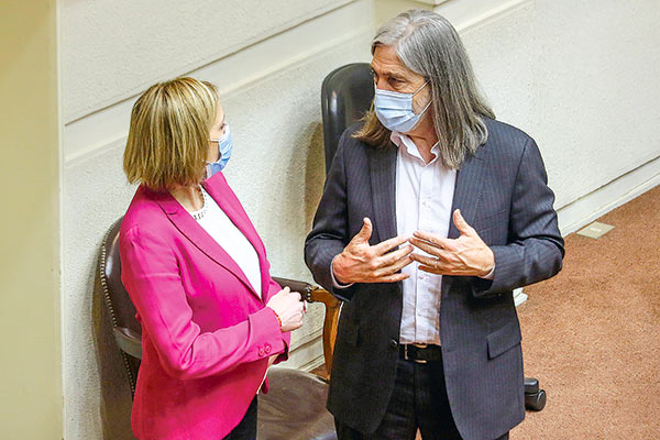 Oposición liderada por Goic y Letelier insistirá en doblarle la mano al Gobierno para destinar el 6% a ahorro colectivo