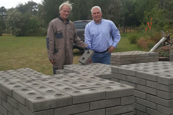 Cristián Gazabatt y Radomir Goic, fundadores de Ladrillos Ecovolcanes Spa.