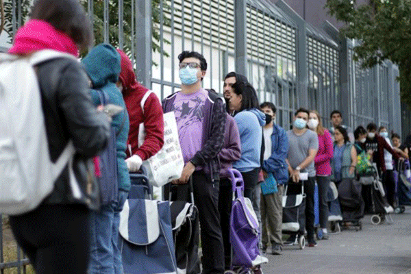 A un año del primer caso de Covid-19 en Chile, ministro de Salud asegura que "no vamos a volver a la normalidad hasta el 30 de junio"