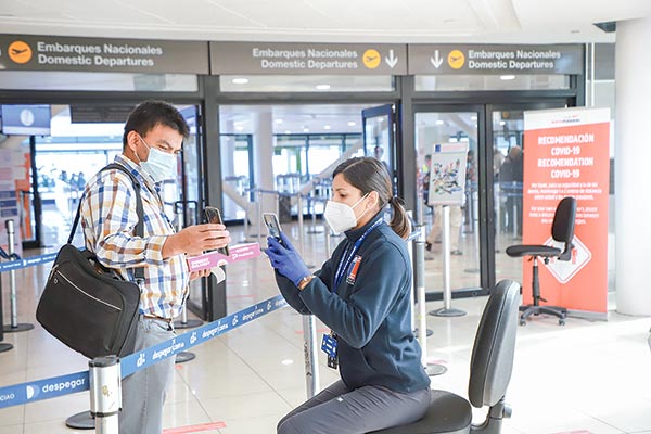 La implementación del pasaporte de salud permitiría reanudar más rápido los viajes internacionales. Foto: Julio Castro